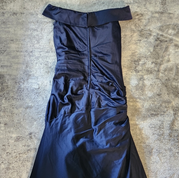 La Femme Off the Shoulder Ruched Satin Trumpet Gown Size 14 - Picture 5 of 9